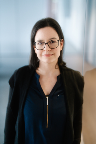 Portrait Mag. Manora Winkler-Oelzant